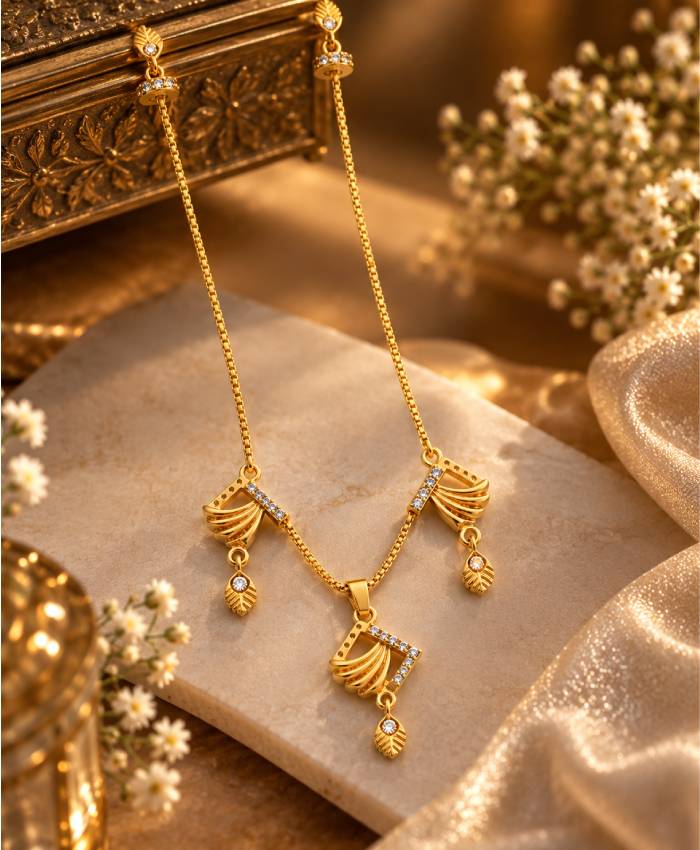 Elegant Gold-Tone Fan & Leaf Pendant Necklace – Sparkling Statement Jewellery
