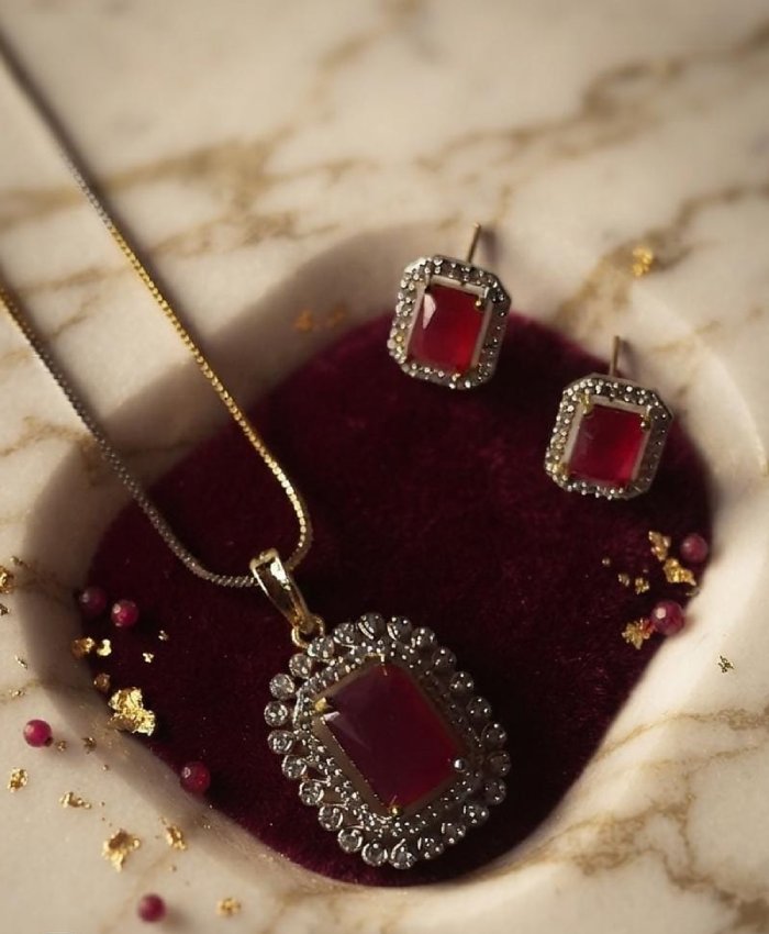 Reya Red Stone Pendant Set