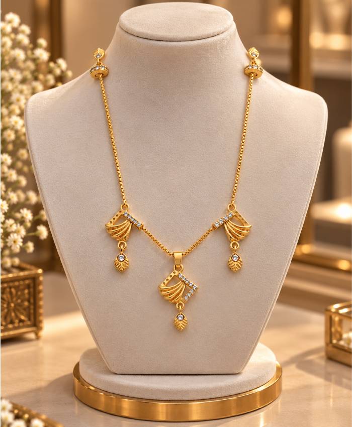 Elegant Gold-Tone Fan & Leaf Pendant Necklace – Sparkling Statement Jewellery